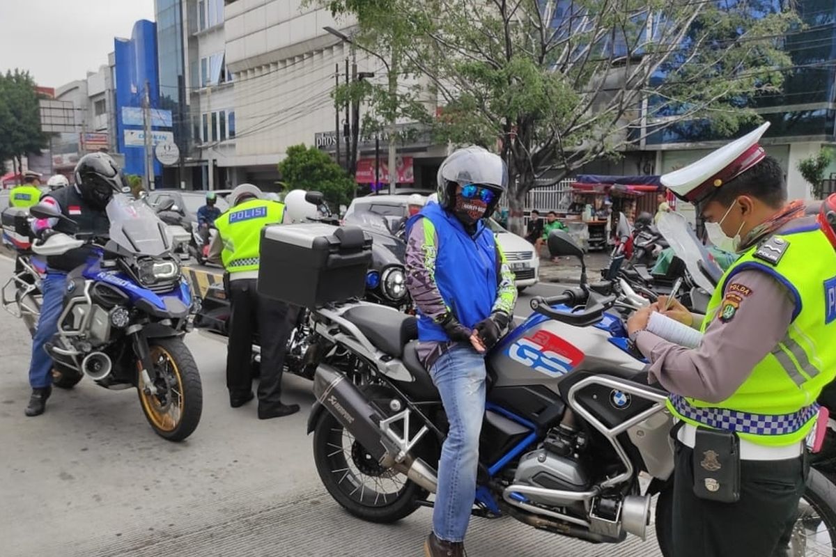 Rombongan moge ditilang setelah menerobos jalur TransJakarta di daerah Cideng, Jakarta Pusat