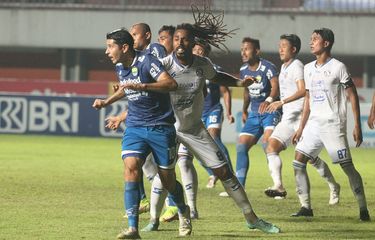 Pertandingan pekan ke-14 Liga 1 2021-2022 antara Persib Bandung dan Arema FC di Stadion Maguwoharjo, Sleman, Yogyakarta, Minggu (28/11/2021) malam WIB.