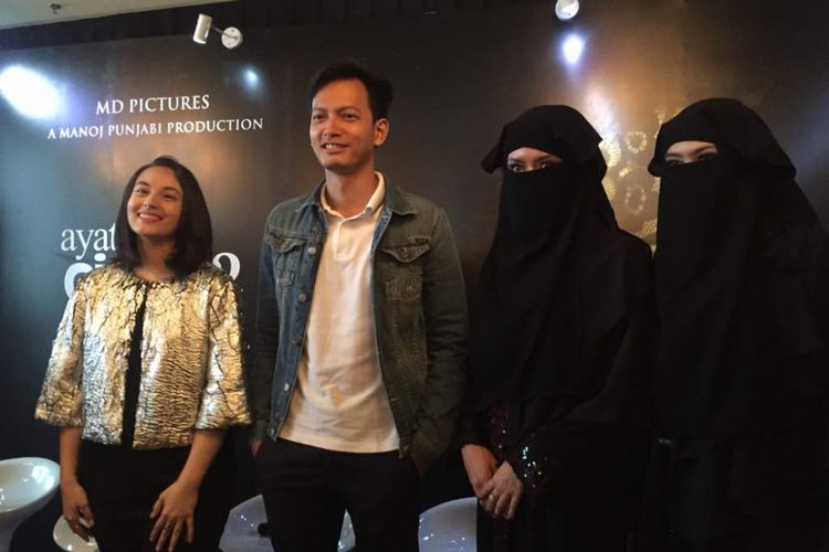 Chelsea Islan, Fedi Nuril, bersama dua wanita pemeran karakter baru dalam film Ayat-ayat Cinta 2 diabadikan saat jumpa pers di MD Place, Kuningan, Jakarta Selatan, Senin (8/5/2017).