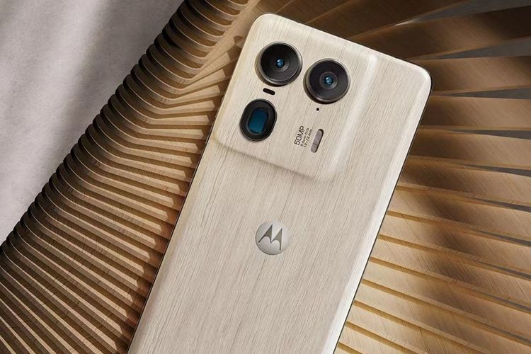 Ilustrasi Motorola X50 Ultra yang dibalut varian warna Cedar Wood.