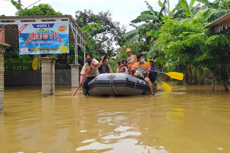 Warga korban banjir dievakuasi ke tempat pengungsian di Desa Gentasari, Kecamatan Kroya, Kabupaten Cilacap, Jawa Tengah, Selasa (27/10/2020).