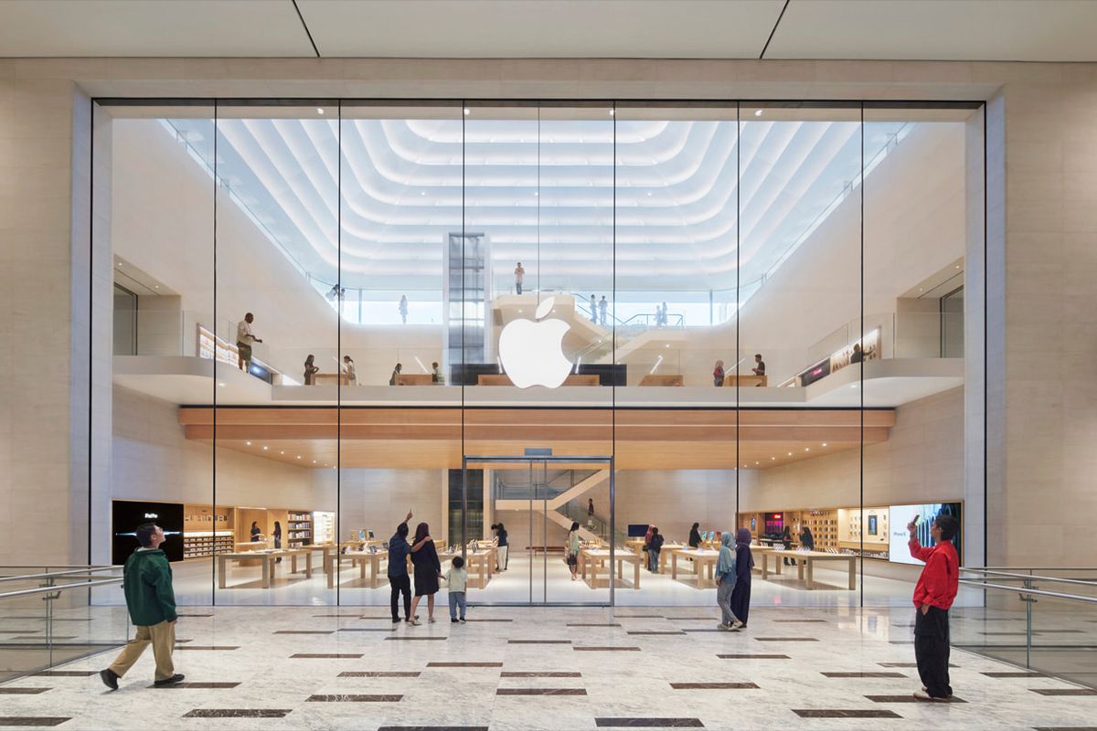 Sisi depan Apple Store The Exchange TRX di Kuala Lumpur, Malaysia, yang terhubung dengan atrium utama mal The Exchange TRX.