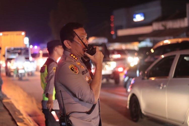 Pengalihan arus lalu lintas di simpang tiga Ajibarang, Kabupaten Banyumas, Jawa Tengah, Senin (15/4/2024) malam.