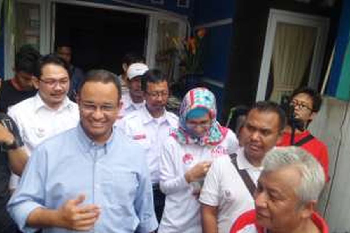 Anies Baswedan saat mengunjungi warga Kelurahan Lubang Buaya, Jakarta Timur, Rabu (16/11/2016)