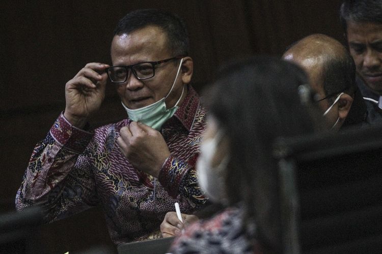 Terdakwa kasus suap izin ekspor benih lobster tahun 2020 Edhy Prabowo (kiri) menjalani sidang lanjutan di Pengadilan Tipikor, Jakarta, Selasa (8/6/2021). Agenda sidang lanjutan mantan Menteri Kelautan dan Perikanan tersebut adalah mendengarkan sejumlah keterangan saksi. ANTARA FOTO/Asprilla Dwi Adha/wsj.