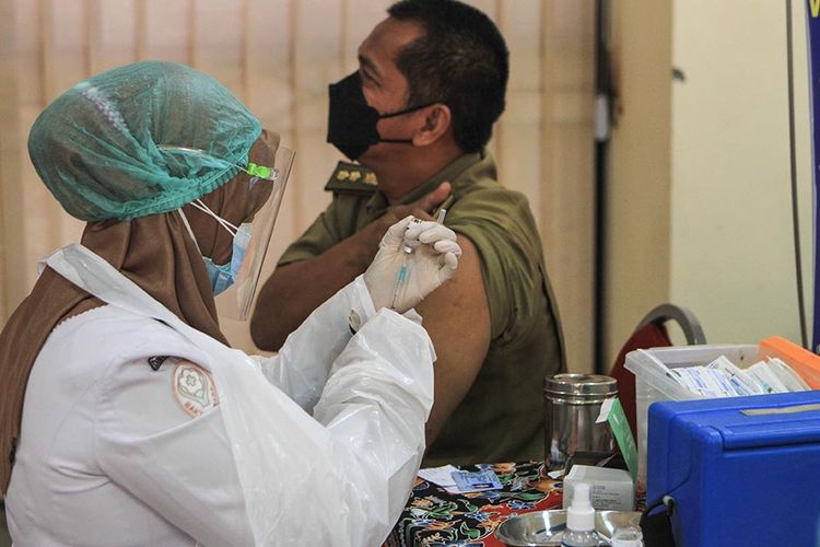 Sebanyak 825 guru di Palembang, Sumatera Selatan, mulai disuntik vaksin Covid-19, Senin (8/3/2021). Pemerintah Kota Palembang mencatat, ada 17 ribu guru yang akan divaksin dengan target selesai pada April mendatang guna mendukung rencana tatap muka sekolah kembali dibuka pada Juli 2021.