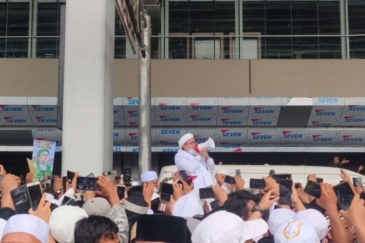 Pimpinan Front Pembela Islam (FPI) Rizieq Shihab tiba di Indonesia dan langsung menyapa simpatisan di Terminal 3 Bandara Soekarno-Hatta, Selasa (10/11/2020)