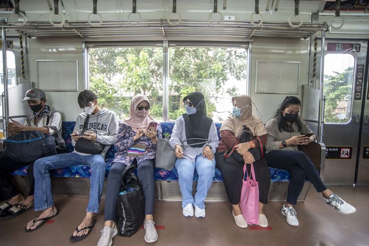 Penumpang duduk tanpa berjarak di dalam KRL Commuter Line, Jakarta, Rabu (9/3/2022). Pemerintah menerbitkan aturan baru naik KRL yaitu tempat duduk tanpa jarak, peningkatan kapasitas hingga 60 persen, balita dibolehkan naik dengan didampingi orang tua, wajib memakai masker, dilarang berbicara dan sudah divaksin COVID-19.