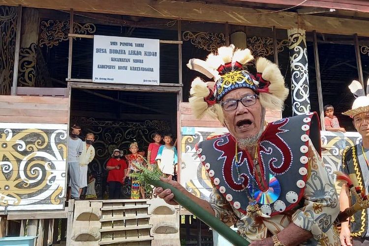 Tokoh masyarakat Desa Lekaq Kidau, Imang Laing sedang melakukan ritual lemiwa saat menerima rombongan sebelum masuk ke lamin Desa Lekaq Kidau, Kecamatan Sebulu, Kutai Kertanegara, Kaltim, Sabtu (7/11/2020). 