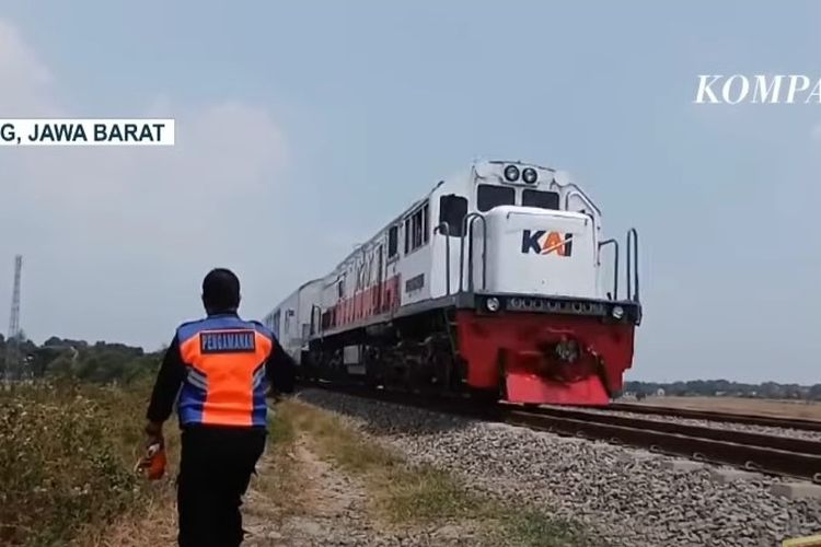 Kereta api melintas di lokasi empat warga tewas tertabrak KA Fajar Utama di Dusun Daringo, Desa Pangulah Selatan, Kecamatan Kotabaru, Kabupaten Karawang, Minggu (22/9/2024).