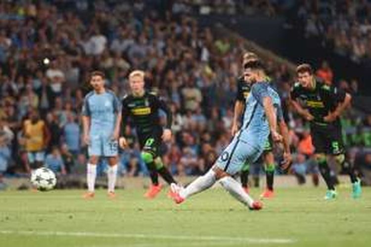 Sergio Aguero mencetak gol dari titik penalti saat Manchester City menjamu Borussia Moenchengladbach pada pertandingan Liga Champions di Stadion Etihad, Rabu (14/9/2016). 