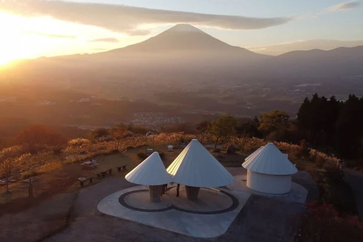 Rest area dan toilet di Taman Tenbou, Prefektur Shizuoka, Jepang. Kedua bangunan ini dirancang oleh Kengo Kuma and Associate