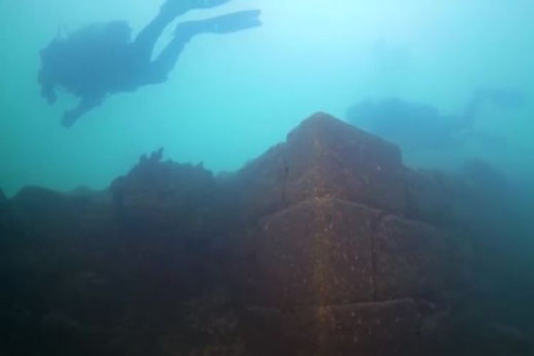 Tim arkeolog Turki menemukan reruntuhan benteng kuno berusia 3.000 tahun di dasar Danau Van.