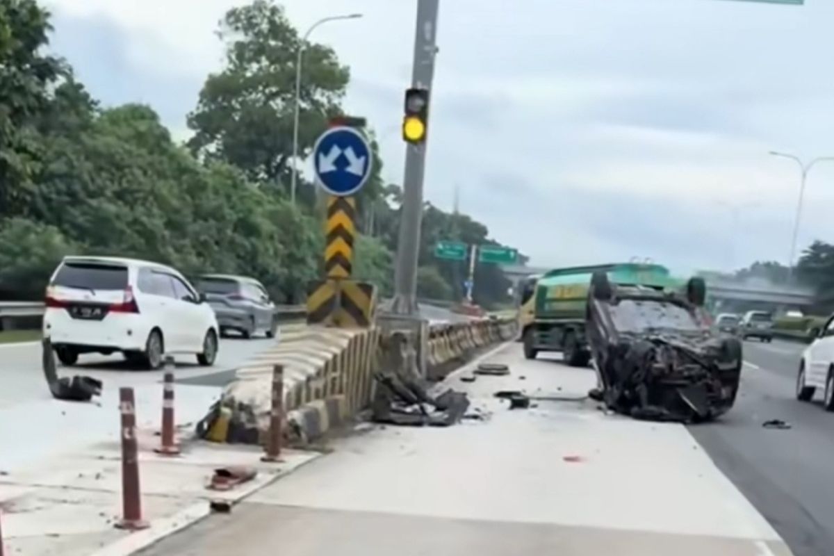 Kecelakaan lalu lintas melibatkan mobil sedan terjadi di ruas Tol Jagorawi arah Bogor, tepatnya di Km 24, Kecamatan Gunung Putri, Kabupaten Bogor, Jawa Barat, Sabtu (7/2/2026) sore. Mobil sedan Honda City itu terbalik usai menabrak pembatas jalan dan kemudian ditabrak truk boks dari arah belakang. Dua orang dilaporkan mengalami luka-luka.