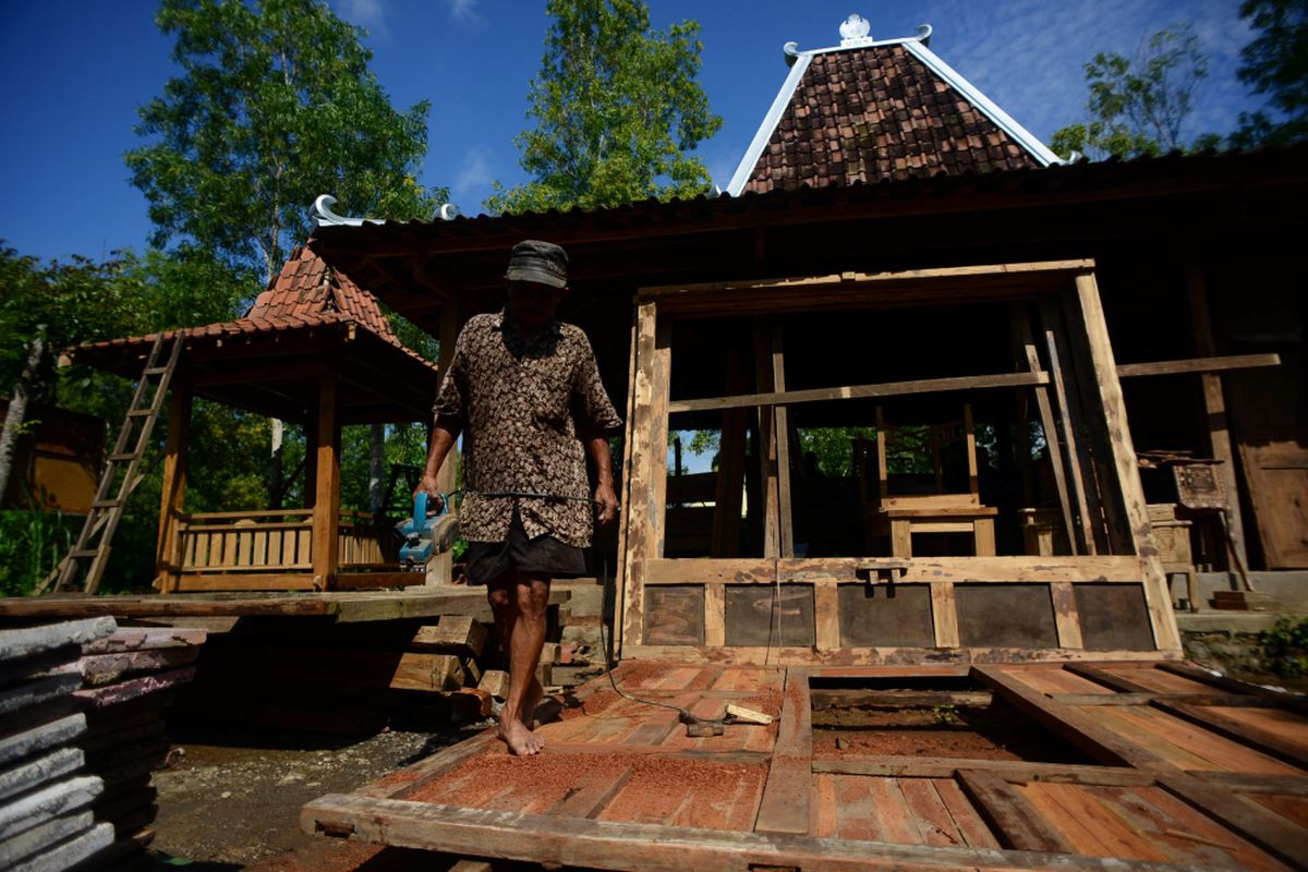 Pembuatan Rumah Joglo - Pekerja menggarap rumah joglo di PB Lestari, Dusun Krebet, Desa Sendangsari, Pajangan, Bantul, DI Yogyakarta, Jumat (23/1). Rumah tradisional Jawa tersebut dibuat berdasarkan pesanan dengan harga jual berkisar Rp 150 juta - Rp 250 juta per unit. Tempat usaha tersebut menjadi sumber  penghasilan bagi 50 pekerjanya.

Kompas/Ferganata Indra Riatmoko (DRA)
23-01-2015