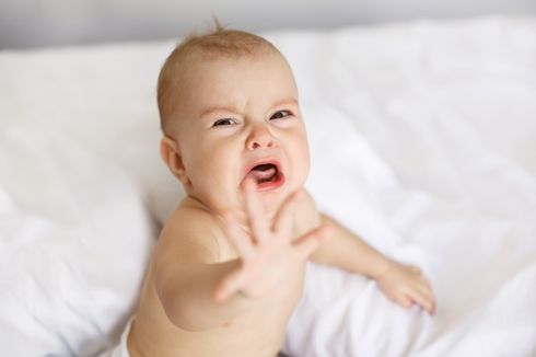 4 Bahaya Bayi Jatuh dari Tempat Tidur yang Perlu Diwaspadai