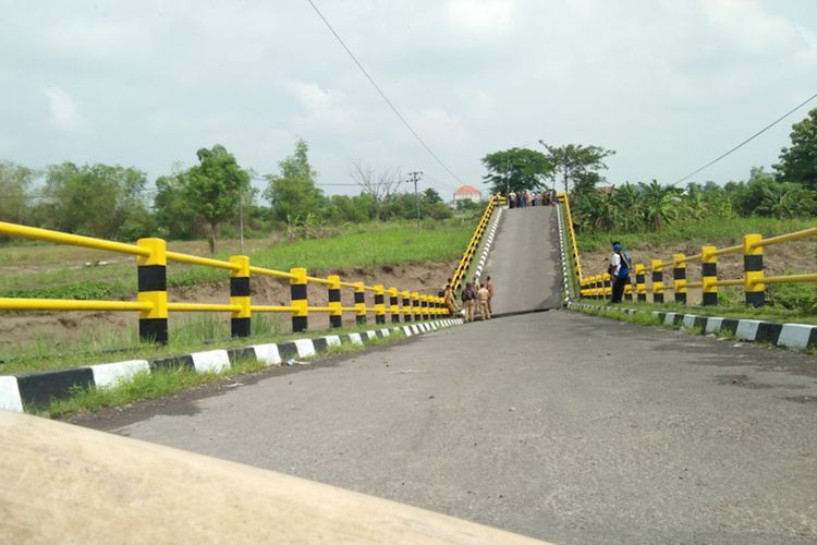 Jembatan Kacangan yang ambruk, di Dusun Kacangan, Desa Bulurejo, Kecamatan Benjeng, Gresik. Memutus akses jalan warga di tiga Kecamatan yang ada di Gresik.