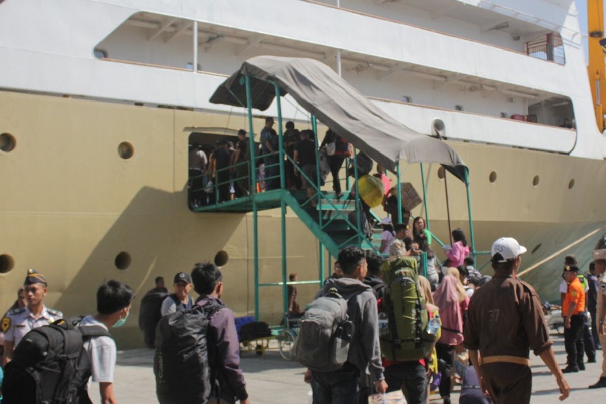 Para pemudik di Pelabuhan Soekarno Hatta saat hendak berangkat menuju kampung halaman, Sabtu (1/6/2019).