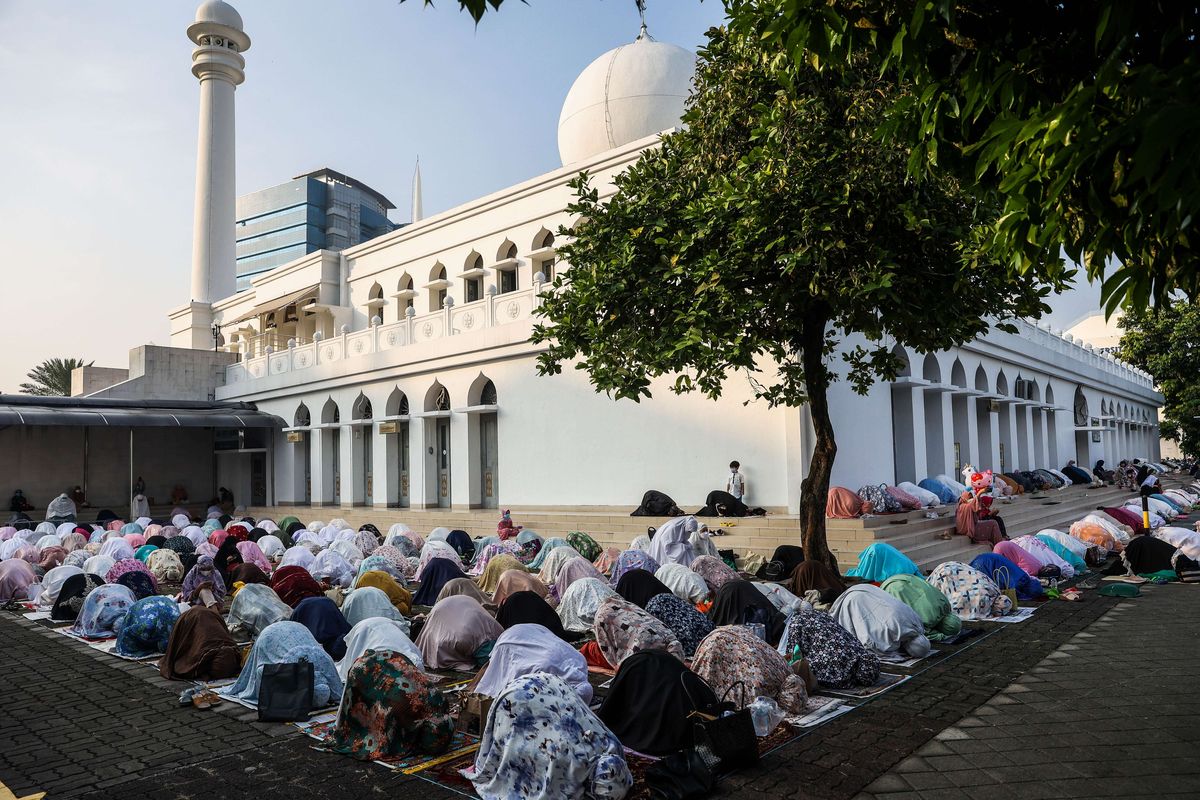 Umat Muslim melaksanakan shalat Idul Fitri di Masjid Agung Al-Azhar, Kebayoran Baru, Jakarta Selatan, Kamis (13/5/2021). Pelaksanaan shalat Idul Fitri 1442 hijriah dilakukan dengan protokol kesehatan pencegahan COVID-19 dengan menampung 7.000 jemaah atau 50 persen dari total kapasitas di area lapangan.