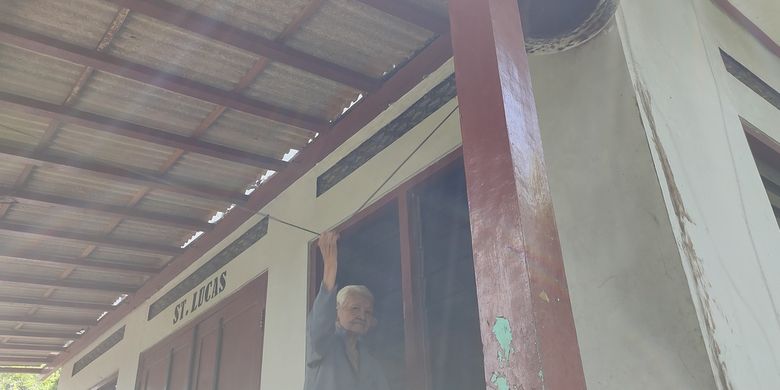 Mbah Wiryo, panggilan warga pada nenek Wakiyah (94), di Pedukuhan Kajoran, Kalurahan Banjaroya, Kapanewon Kalibawang, Kulon Progo, Daerah Istimewa Yogyakarta. Puluhan tahun membunyikan lonceng penanda waktu berdoa umat Katolik yang berada di salah satu sisi Bukit Menoreh.