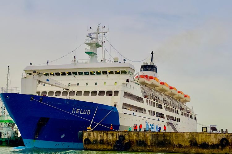 Ilustrasi:  KM Kelud sandar di Pelabuhan Bintang 99 Persada Batuampar. Pelni memeberikan diskon 50 persen untuk pembelian tiket dan keberangkatan mulai 5 Juni 2025 sampai dengan keberangkatan 31 Juli 2025.