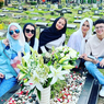 Kompak, Reza Artamevia dan Angelina Sondakh Bersama Anak-anaknya Ziarah ke Makam Adjie Massaid 