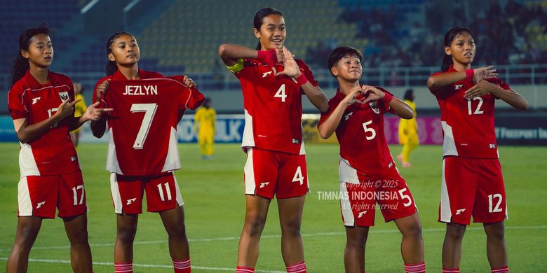 Timnas Putri U16 Indonesia merayakan gol dalam laga Grup A ASEAN U16 Girl's Championship 2025 atau Piala AFF Putri U16 2025 kontra Malaysia, Minggu (24/8/2025) di Stadion Manahan, Solo.