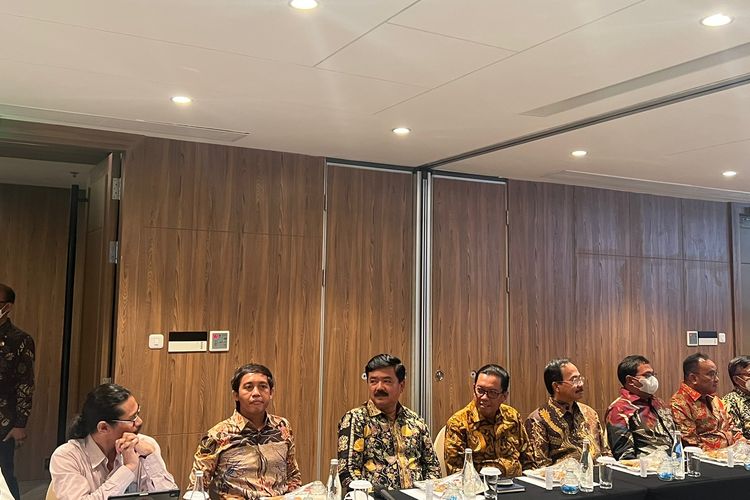 Menteri ATR/Kepala BPN Hadi Tjahjanto, Wamen ATR/Waka BPN Raja Juli Antoni, beserta jajaran Kementerian ATR/BPN dalam media gathering di Jakarta, Senin (19/12/2022).