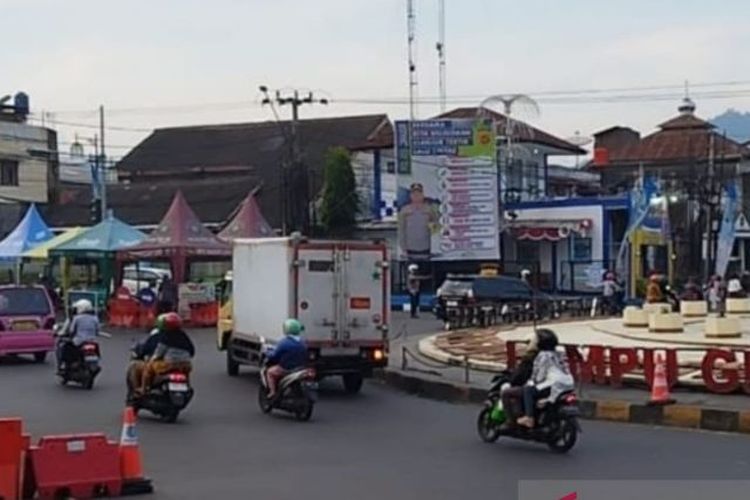 Jalur menuju kawasan Puncak mulai dari Tugu Lampu Gentur, By Pass Cianjur, Jawa Barat, ditutup saat malam pergantian tahun sebagai upaya antsipasi macet total.