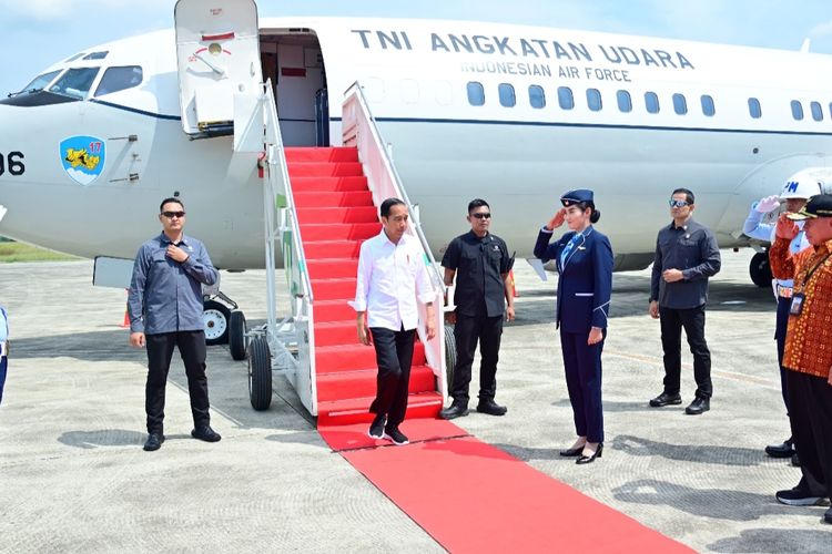 Presiden Joko Widodo saat tiba di Bandar Udara Aji Pangeran Tumenggung Pranoto, Kota Samarinda, Provinsi Kalimantan Selatan, Kamis (21/9/2023).