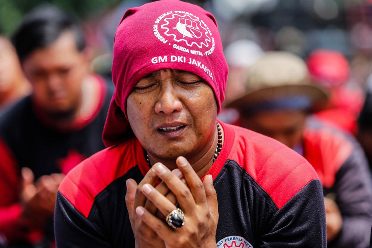 Massa melakukan sholat jumat sebelum melakukan aksi unjuk rasa di depan Balai Kota DKI Jakarta, Jalan Medan Merdeka Selatan, Sabtu (10/11/2017). Buruh menolak upah minimum provinsi DKI Jakarta 2018 yang telah ditetapkan Gubernur DKI Jakarta Anies Baswedan.