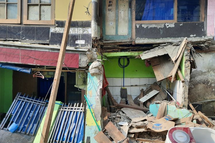 Dua rumah warga di Jalan Kayu Manis IX, Matraman, Jakarta Timur, ambruk pada Jumat (13/12/2019) malam. Dua rumah itu ambruk diduga terkait dengan penggalian saluran air di jalan di depan rumah tersebut.