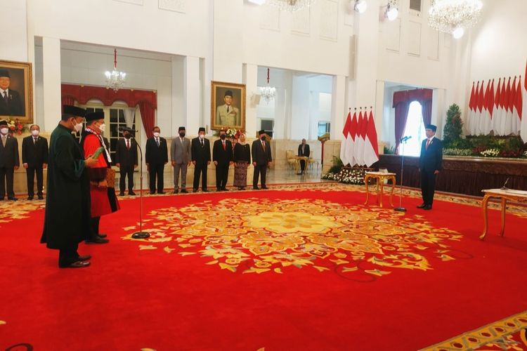 Presiden Joko Widodo resmi melantik Sekretaris Jenderal Mahkamah Konstitusi (MK) Guntur Hamzah sebagai hakim konstitusi menggantikan Aswanto di Istana Negara, Rabu (23/11/2022). 