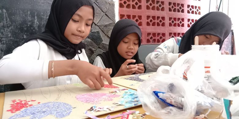 Anak-anak Rumah Belajar Sabilulungan Bandung tengah sibuk membuat hasil karya Kolase, lukis hingga batik cap yang dibuat dari bahan kentang, di Rumah Belajar Sabilulungan, Sekeloa, Kota Bandung, Jawa Barat, Sabtu (24/6/2023).