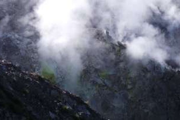 Kepulan asap belerang dari kawah Gunung Talang, Solok, Sumatera Barat, Rabu (1/6/2016). Gunung Talang merupakan gunung api aktif yang tercatat meletus terakhir pada tahun 2007.