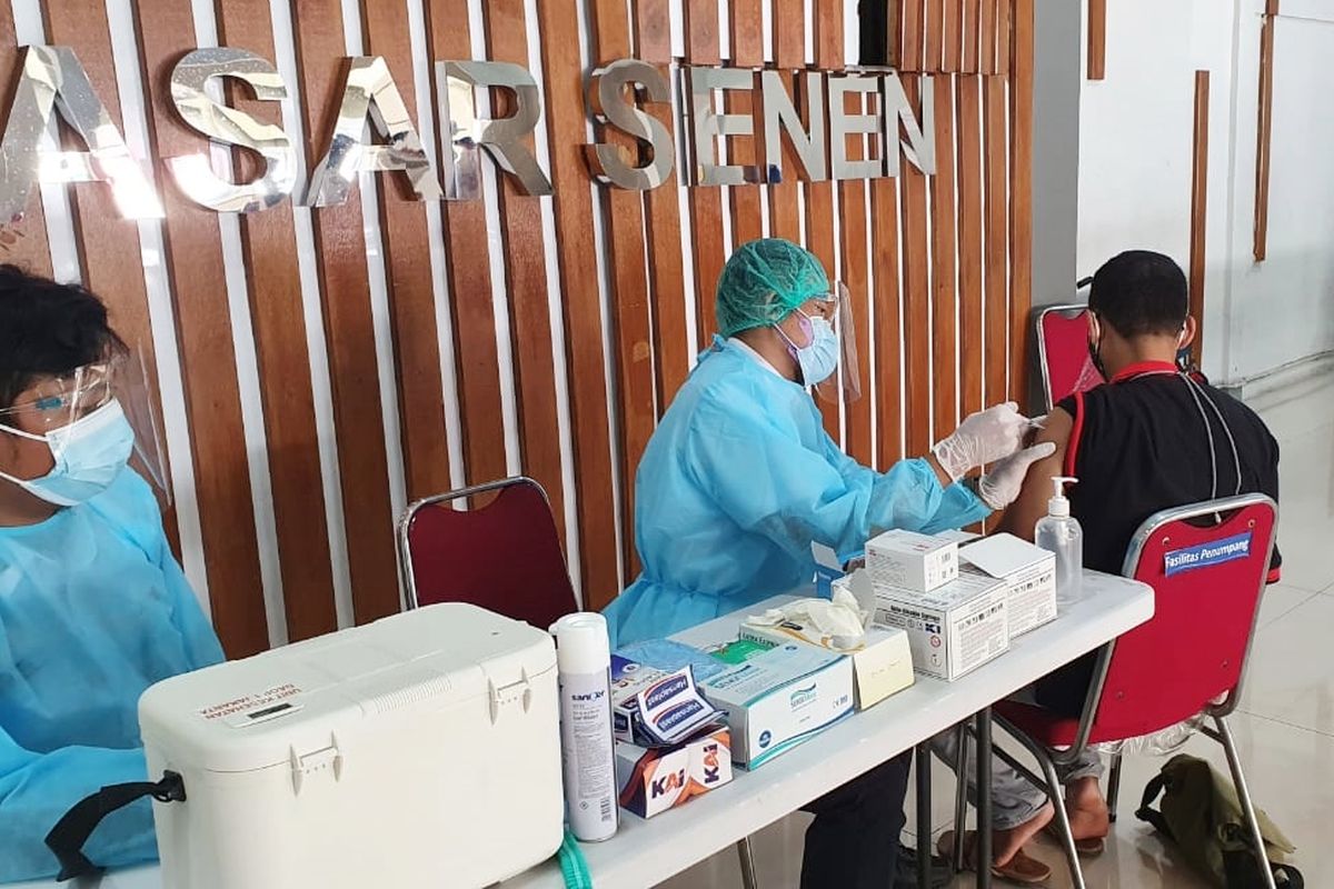 Layanan vaksinasi Covid-19 yang disediakan oleh PT Kereta Api Indonesia di Stasiun Pasar Senen, Jakarta.