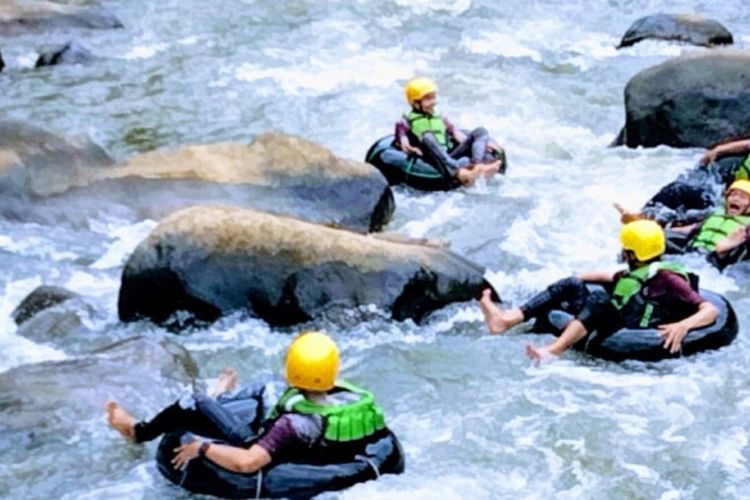 Bermain air di Sungai Ciwulan dengan river tubing di Desa Wisata Sindangkasih (Dok Desa Wisata Sindamgkasih)