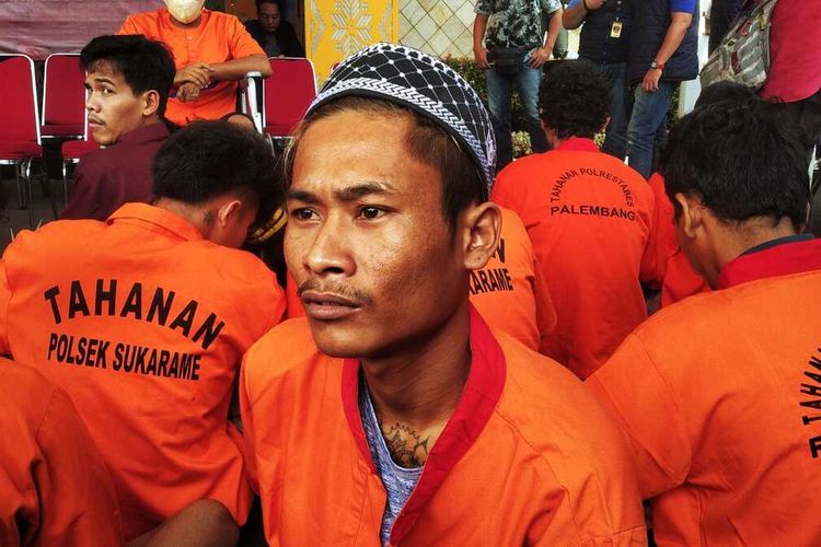 Sofyan (27) saat berada di Polrestabes Palembang, setelah ditangkap petugas lantaran menusuk temannya sendiri lantaran cemburu, Jumat (29/3/2024).