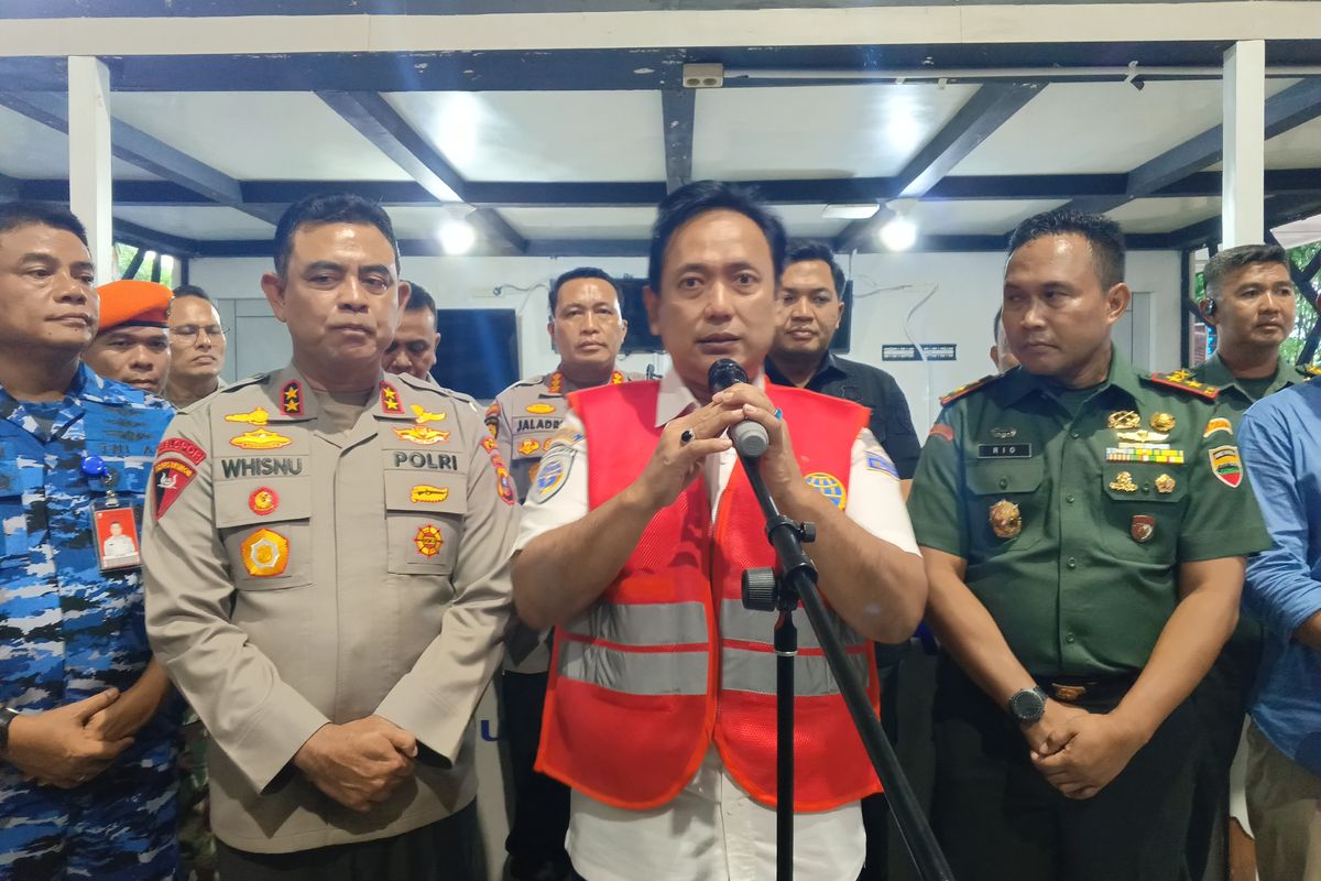 Kepala Kantor Otoritas Bandara Wilayah II, Medan, Asri Santosa menjelaskan kronologi  pesawat Saudia Airlines mendarat darurat di Bandara Kualanamu, Deli Serdang, Sumatera Utara, Selasa (17/6/2025)