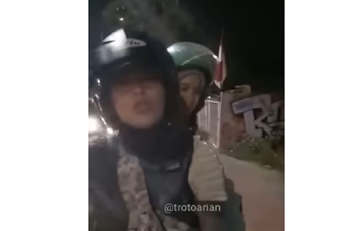 Seorang perempuan pengemudi ojek online memukul seorang pejalan kaki karena ditegur agar dia tidak melintas di trotoar dengan sepeda motor. Video tentang kejadian itu beredar di Youtube.