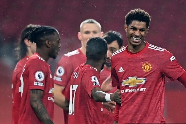 Marcus Rashford (kanan) merayakan gol bersama rekan satu timmya pada laga pekan ke-22 Liga Inggris yang mempertemukan Man United vs Southampton di Stadion Old Trafford, Selasa (2/2/2021).