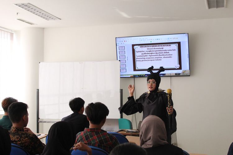 Dosen mata kuliah keaktoran Program Studi  Sastra Indonesia FIB Universitas Jember, Dewi Angelina memiliki cara unik untuk mengajar di kampus. Yakni  memakai costum player (Cosplay) penyihir. 