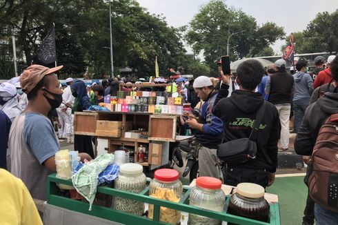 Meski Dilarang, Pedagang Kaki Lima Masih Jualan di Area Demo di Medan Merdeka Selatan