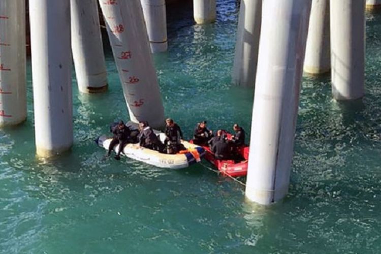 Empat belas orang tewas setelah bus pengangkut para pekerja konstruksi terjun ke Laut Hitam, Rusia selatan, Jumat (25/8/2017). Petugas penyelamat sedang dalam proses evakuasi para korban.