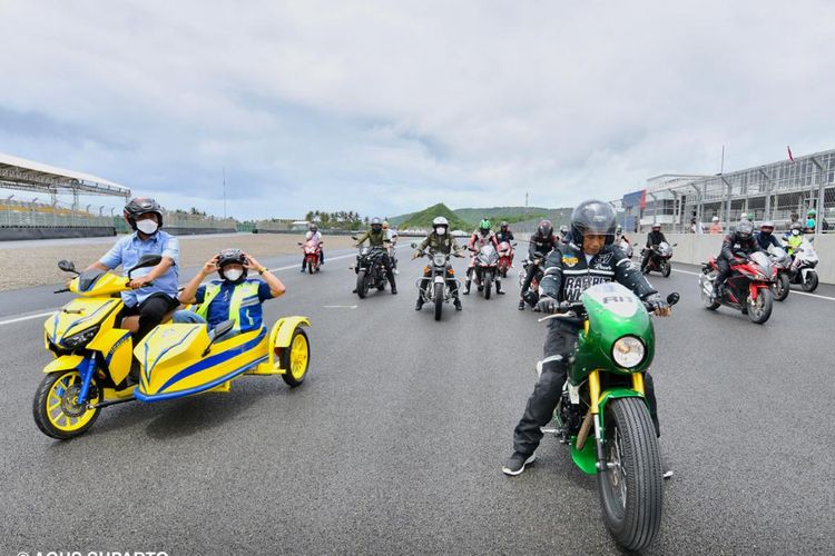 Presiden Joko Widodo (Jokowi) mengendarai motor untuk menjajal langsung Sirkuit Mandalika di Kawasan Ekonomi Khusus (KEK) Mandalika di Desa Kuta, Lombok Tengah, Nusa Tenggara Barat (NTB), Jumat (12/11/2021). Dalam kunjungannya ke NTB, Jokowi dijadwalkan meresmikan Sirkuit Mandalika dan Jalan Bypass BIL-Mandalika, sebelum kejuaraan dunia balap motor seperti Asia Talent Cup (ATC) dan World Super Bike (WSB) digelar pada November ini.