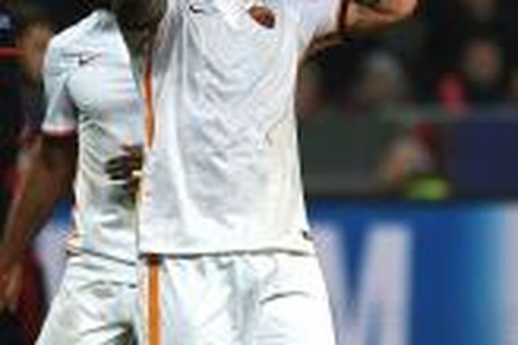 Ekspresi Radja Nainggolan saat AS Roma bermain imbang lawan Bayer Leverkusen, Selasa (20/10/2015). 