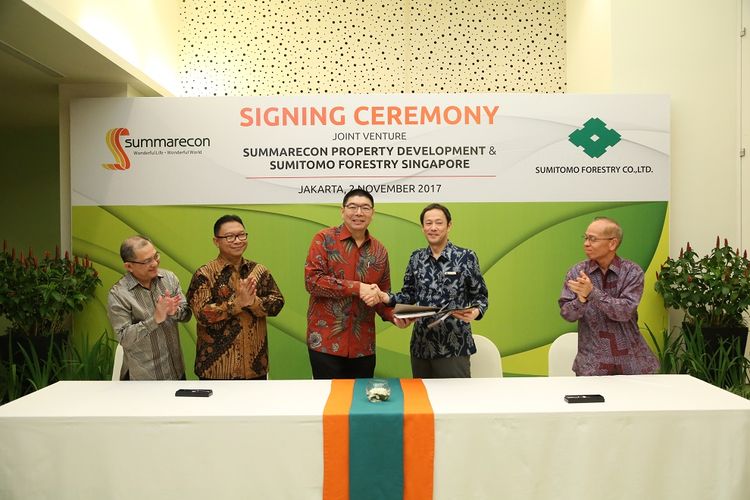 PT Summarecon Agung Tbk menjalin kolaborasi strategis dengan Sumitomo Forestry Co Ltd guna mengembangkan klaster eksklusif 160 unit. Penandatanganan kerja sama dilakukan pada Kamis (2/11/2017). Tampak dalam gambar dari kiri ke kanan Direktur Eksekutif Summarecon Agung Michael Yong, Direktur Utama PT Summarecon Agung Tbk Adrianto P Adhi, Direktur PT Summarecon Agung Tbk Herman Nagaria, Managing Director Sumitomo Forestry Singapore Ltd. Tatsuo Iwagaki, Diretur Eksekutif dan Vice President Sumitomo Forestry Co., Ltd. Shigeru Sasabe.