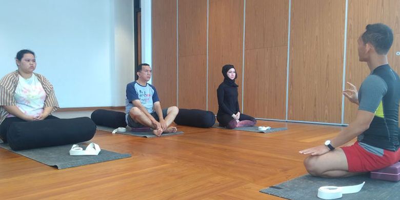 Yoga bersama instruktur di Como Uma Canggu, Jalan Pantai Batu Mejan, Canggu, Kabupaten Badung, Bali, Selasa (10/4/2018).