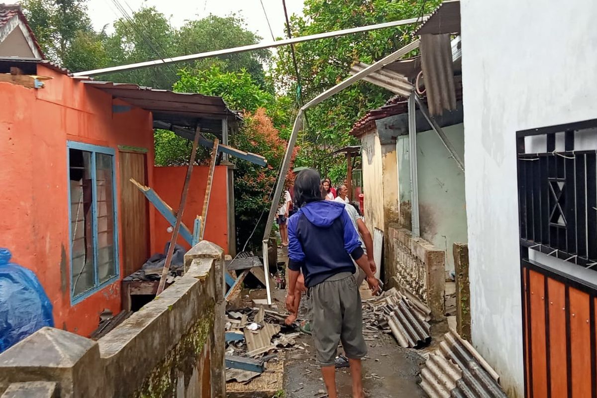 Kondisi atap rumah warga yang rusak akibat cuaca ekstrim yang melanda Kabupaten Sukabumi pada Selasa (6/5/2025) sore.