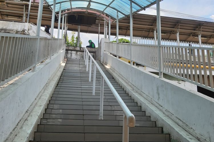 Tangga dengan 49 anak tangga di Stasiun Cawang. Tangga yang cukup tinggi ini harus dilalui penumpang KRL yang ingin berpindah moda ke layanan bus transjakarta.
